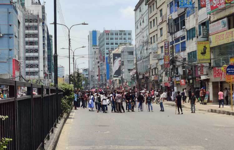 ক্রমেই উত্তপ্ত হয়ে উঠছে পরিস্থিতি। ছবি: হাসান আদিব