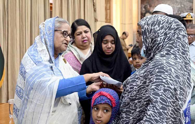 প্রধানমন্ত্রী তাদের সান্ত্বনা দেওয়ার চেষ্টা করেন। ছবি: পিআইডি