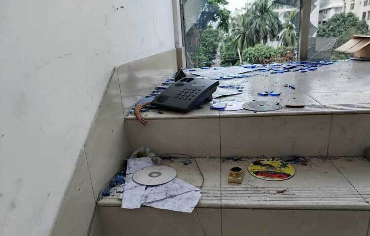 সিঁড়িতে পড়ে আছে ভাঙা টেলিফোন। ছবি: জান্নাত শ্রাবণী