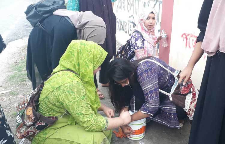 সাধারণ মানুষও তাদের এসব কাজকে উৎসাহিত করছেন। ছবি: এমদাদুল হক মিলন