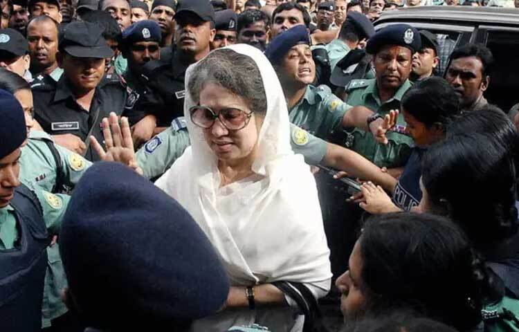 ২০০১ সালের ১ অক্টোবরের নির্বাচনে খালেদা জিয়ার নেতৃত্বাধীন চারদলীয় জোট নির্বাচনে জয়লাভের পর তৃতীয়বারের মতো সরকার গঠন করে। ওয়ান-ইলেভেনের পর ফখরুদ্দীন সরকার ২০০৭ সালের ৩ সেপ্টেম্বর খালেদা জিয়াকে কারাবন্দি করে। ফাইল ছবি