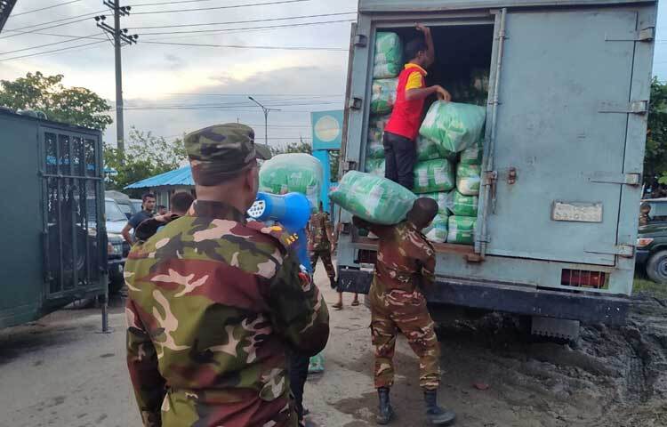 গাড়ি থেকে খাবার নামাতে সাহায্য করছেন সেনাসদস্যরা। ছবি: জাগো নিউজ