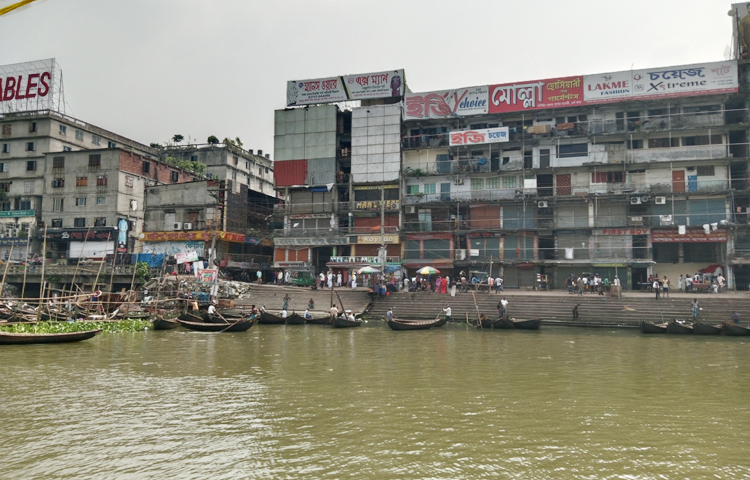বুড়িগঙ্গার তীরে গড়ে ওঠা মার্কেট। কেরানীগঞ্জের গুদারাঘাটে অবস্থিত মার্কেটির নাম মশিউর আলম সুপার মার্কেট। ছবি: ফাত্তাহ তানভীর রানা