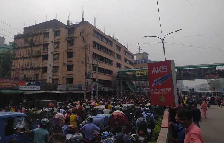 এছাড়াও মিরপুর ১৪ নম্বর সড়কও অবরোধ করেছেন পোশাক শ্রমিকরা। ফলে এই সড়কেও যানবাহন চলাচল করতে পারছে না। ছবি: সামিউর রহমান সাজ্জাদ