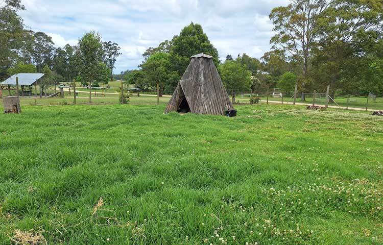 পুরোনো দিনের ছাগলের ঘর। ছবি: মো. ইয়াকুব আলী
