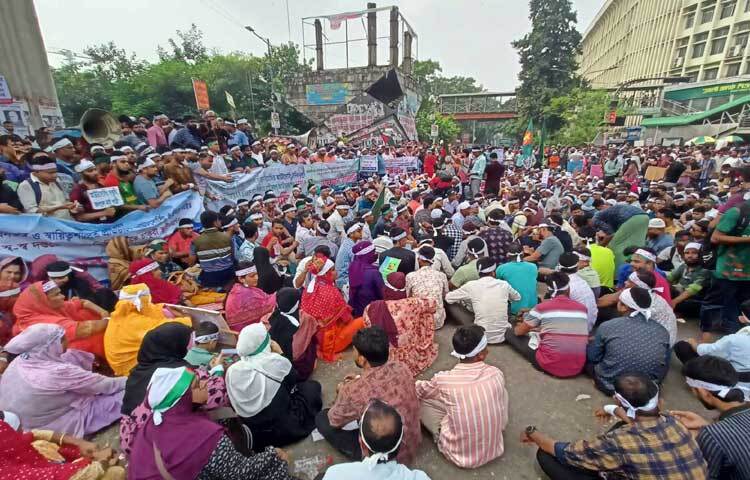 কয়েকশ কর্মচারী শাহবাগে জড়ো হলে আশপাশের এলাকায় যান চলাচল বন্ধ হয়ে যায়।