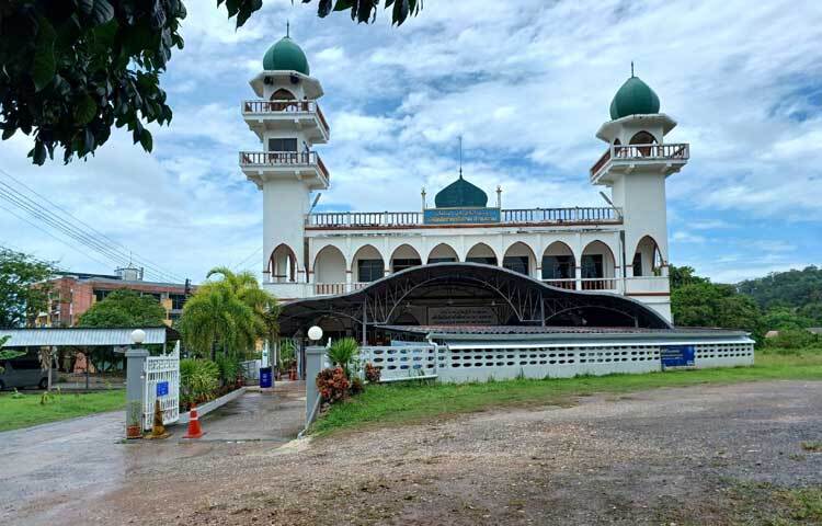 ফুকেটের পুরোনো শহর ঐতিহাসিক স্থাপত্য, রঙিন চিনা-পর্তুগিজ ভবন ও বাজারের জন্য বিখ্যাত। এখানে হাঁটলে আপনি শহরের সমৃদ্ধ ইতিহাসের সঙ্গে পরিচিত হতে পারবেন। ফুকেট ওল্ড টাউনে আছে নানা ঐতিহাসিক মন্দির, জাদুঘর ও শিল্প গ্যালারি।
