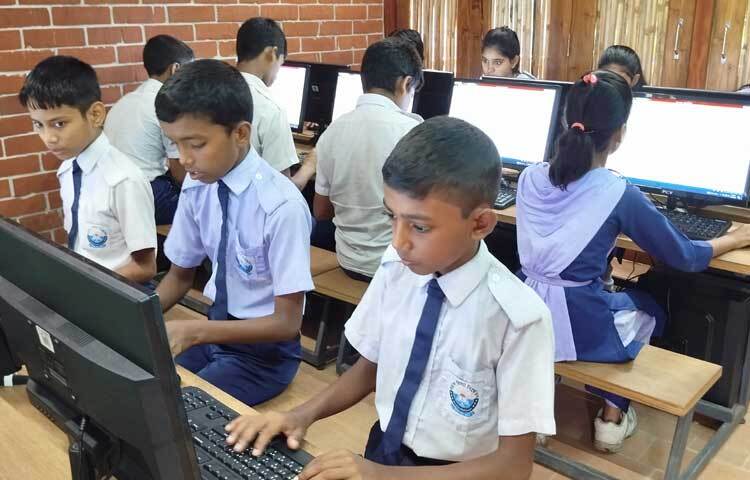 স্কুলটির নকশাকার ইকবাল হাবিব বলেন, পরিবেশ আন্দোলনের পরিপ্রেক্ষিতে চাটমোহর গিয়েছিলাম। পরিবেশ আন্দোলনের সহকর্মী মিজানুর রহমান প্রত্যন্ত অঞ্চলে স্কুল প্রতিষ্ঠা করছেন জেনে সেটি ভিজিট করি।