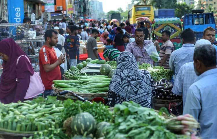 কী নেই এ হাটে! শাক-সবজি, হাঁস-মুরগি, প্রয়োজনীয় জিনিসপত্র। আশেপাশের গ্রামীণ এলাকার বাড়ির লাউ-কুমড়াও ওঠে হাটে।