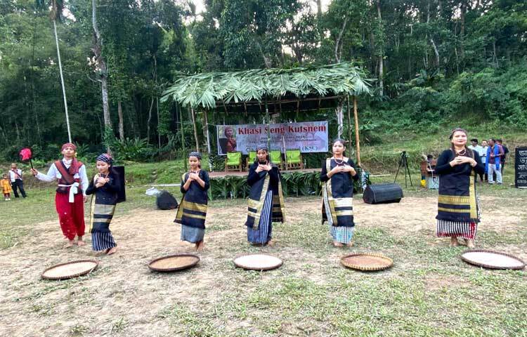 মাগুরছড়া খাসিয়া পুঞ্জির খেলার মাঠে খাসি সোশ্যাল কাউন্সিলের আয়োজনে আদিবাসী খাসিদের ঐতিহ্যবাহী উৎসব ‘সেং কুটস্নেম' অনুষ্ঠিত হয়।