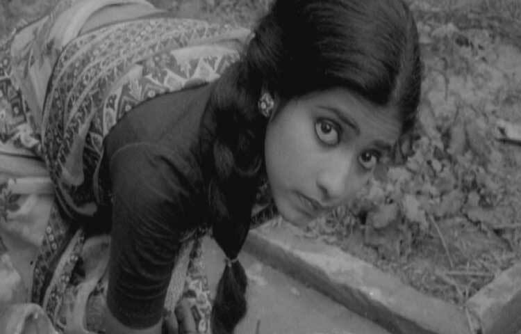 সত্তরের দশকে ঢাকা থিয়েটারে নাট্যকার সেলিম আল দীনের ‘জন্ডিস ও বিবিধ বেলুন’ নাটকের মাধ্যমে সুবর্ণার অভিনয় যাত্রা শুরু হয়।