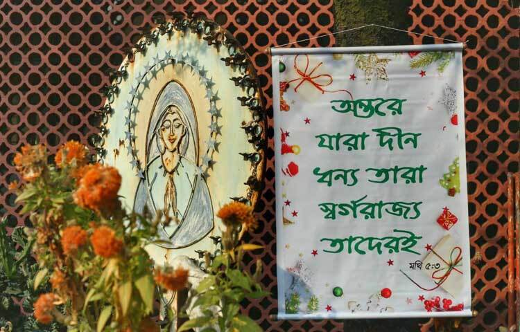 গির্জা সাজানো হয়েছে রঙিন বাতি, বেলুন আর ফুল দিয়ে।