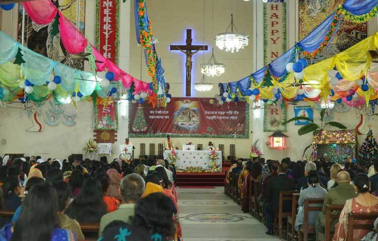 চার্চে প্রার্থনার মাধ্যমে শুরু হয়েছে বড়দিন উৎসব।