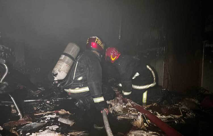 ঝুঁকি নিয়েই আগুন নেভানোর চেষ্টা করছেন ফায়ার সার্ভিসের কর্মীরা।