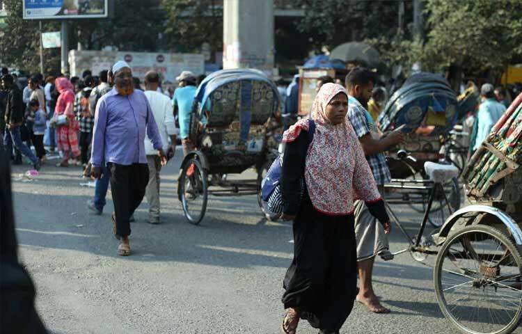 অনেকেই বাধ্য হয়ে বাস থেকে নেমে হেঁটে গন্তব্যে রওনা হয়েছেন।