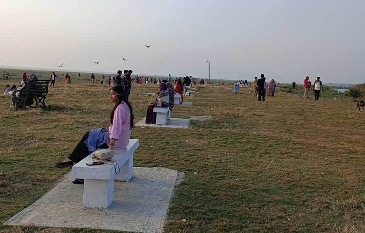 এই সমুদ্রসৈকতের সৌন্দর্যের স্বাদ নিতে প্রতিদিন হাজার হাজার পর্যটক ছুটে আসছে।