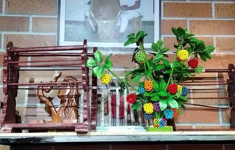 স্টলটিতে পুঁথির তৈরি হ্যান্ডব্যাগ, শোবিজসহ রয়েছে রকমারি সব পণ্য।