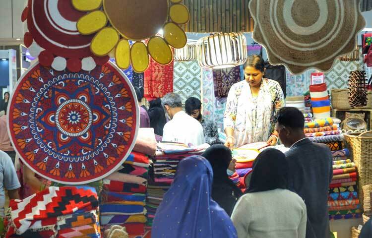 মেলায় দেশি-বিদেশি বড় উদ্যোক্তাদের পাশাপাশি ক্রেতাদের নজর কাড়ছেন ক্ষুদ্র উদ্যোক্তারাও।