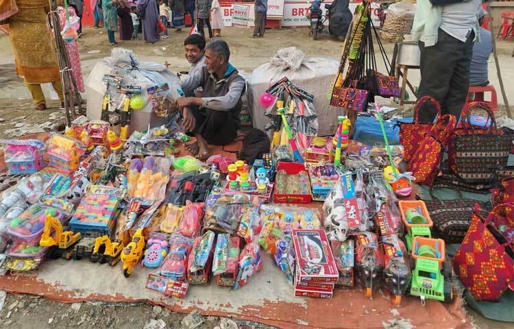 রয়েছে হরেকরকম খেলনা।