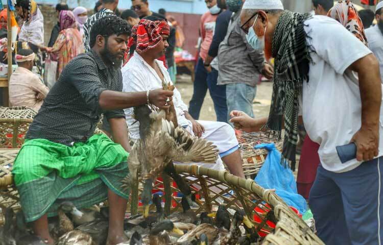 প্রতি সপ্তাহের বুধবারে জমে উঠে বনশ্রীর মেরাদিয়ার বাজার।