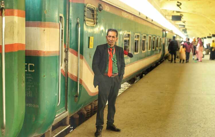 আজ ভোর থেকে ৭টি ট্রেন কমলাপুর স্টেশন ছেড়েছে বলে জানিয়েছেন কমলাপুর রেলস্টেশন মাস্টার আনোয়ার হোসেন।