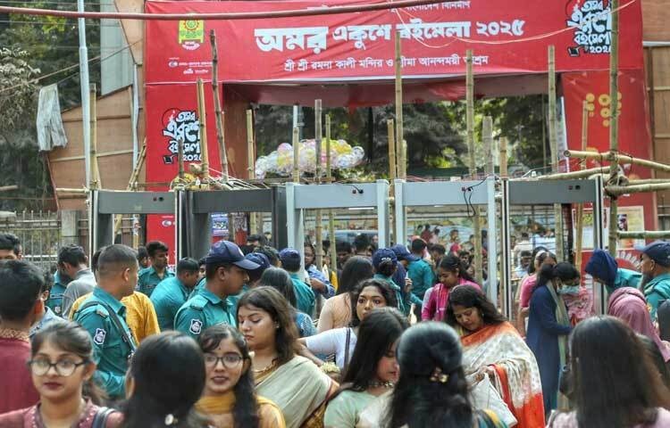 ছুটির দিন না হলেও ভিড় দেখা গেছে মেলায়।