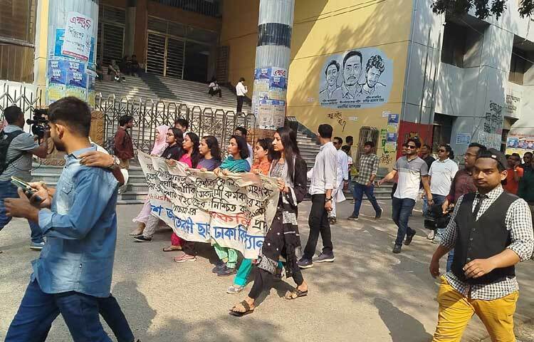 এসময় ছাত্রদলের পক্ষ থেকে ঢাবি উপাচার্যকে স্মারকলিপি দেওয়া হয়।