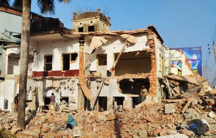 স্থানীয় সূত্র বলছে, ভাষা আন্দোলনের সূচনা হয়েছিল নারায়ণগঞ্জ শহরের চাষাড়া এলাকার এই বায়তুল আমান থেকে। বায়ান্নর ভাষা আন্দোলন থেকে একাত্তরের স্বাধীনতা যুদ্ধ পর্যন্ত প্রতিটা আন্দোলন-সংগ্রামে মুখ্য ভূমিকা পালন করেছিল বায়তুল আমান।