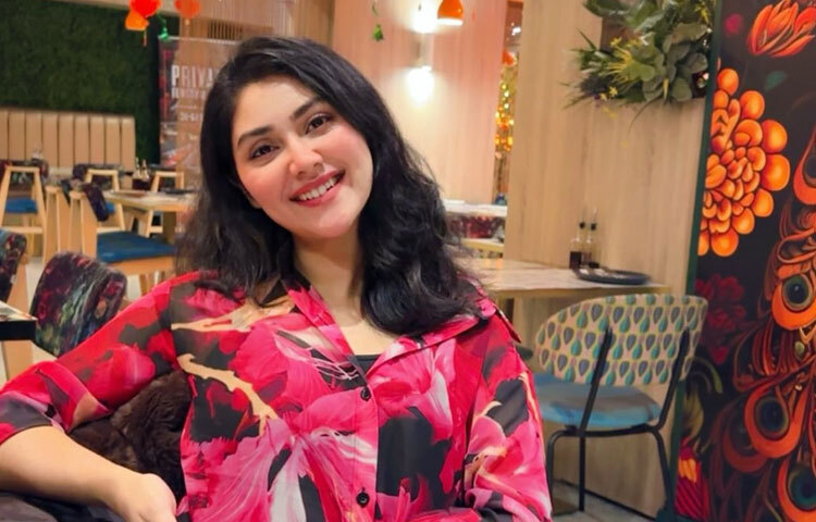 অভিনেত্রীর বাবা নুরুল আমিন একজন ব্যবসায়ী ও মা একজন গৃহিণী। তারা দুজনেই বাংলাদেশি।