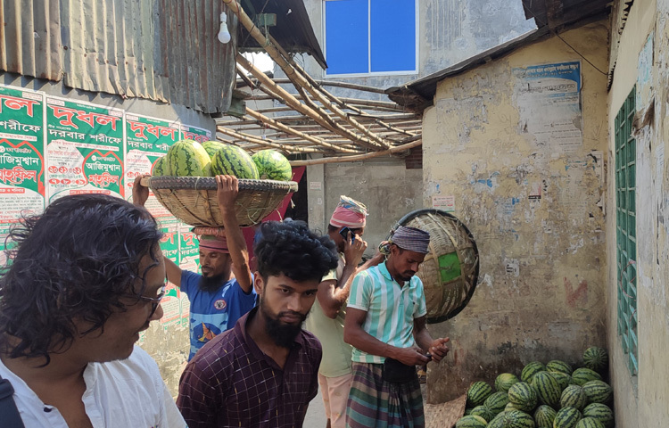 জানা যায়, অভয়াশ্রমে সব ধরনের মাছ ধরা বন্ধ থাকায় বরিশালের বৃহৎ বেসরকারি মৎস্য অবতরণ কেন্দ্র অনেকটা নিস্তব্ধ থাকে। তবে এক দশকের বেশি সময় ধরে আশপাশের ফলের আড়তসহ মৎস্য অবতরণ কেন্দ্রের বিভিন্ন জায়গাগুলো তরমুজের দখলে চলে যায়।