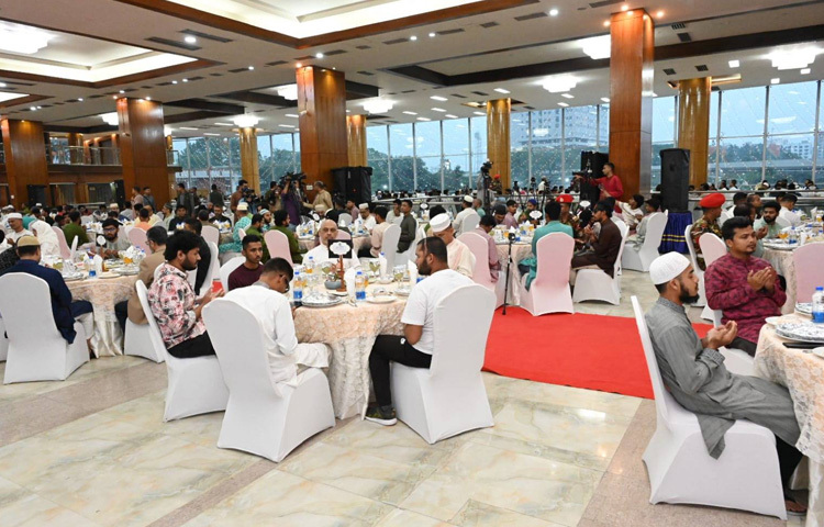 ২৩ মার্চ সন্ধ্যায় ঢাকা সেনানিবাসের সেনামালঞ্চে এ ইফতার ও নৈশভোজ অনুষ্ঠিত হয়েছে।
