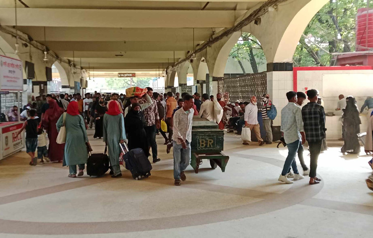 সকালে সরেজমিনে ঢাকার কমলাপুর রেল স্টেশন এলাকা ঘুরে এমন চিত্র দেখা গেছে।