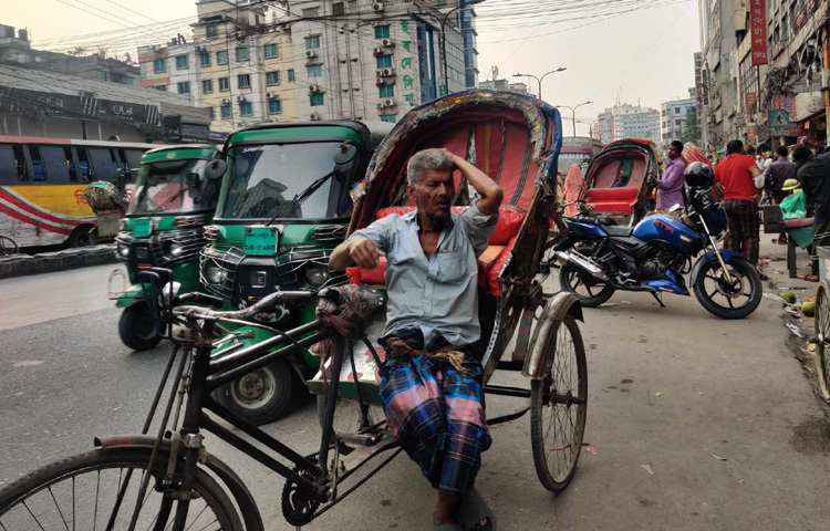 ঈদের ছুটির মধ্যে বেশি আশা নিয়ে বের হন রিকশাচালকরা। তবে বাইরে ঘোরাঘুরি করতে বের হওয়া মানুষ কম হওয়ায় যাত্রী কম।