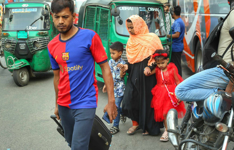 ফেরা মানুষদের কেউ কেউ সরাসরি অফিসে যাচ্ছেন, আবার কেউ কেউ পরিবার বাসায় রেখে কর্মস্থলে যোগ দেবেন।