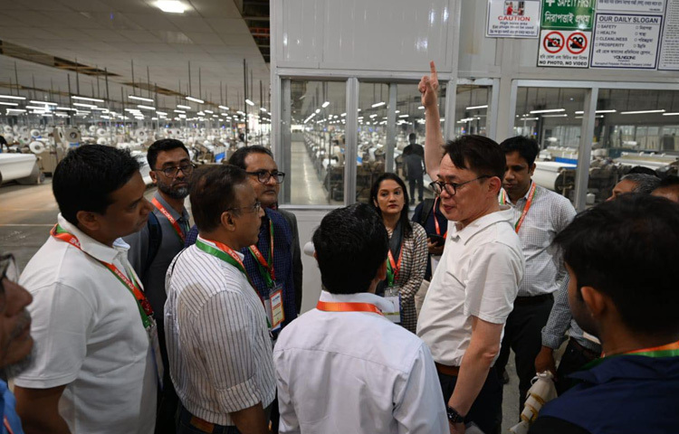 পরিদর্শনের পাশাপাশি তারা সেখানকার কর্মীদের সঙ্গে কথা বলেন।