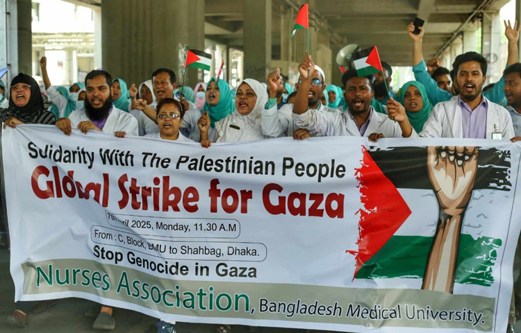 শিক্ষার্থীদের পাশাপাশি রাজপথে নেমেছেন সাধারণ জনতাও।