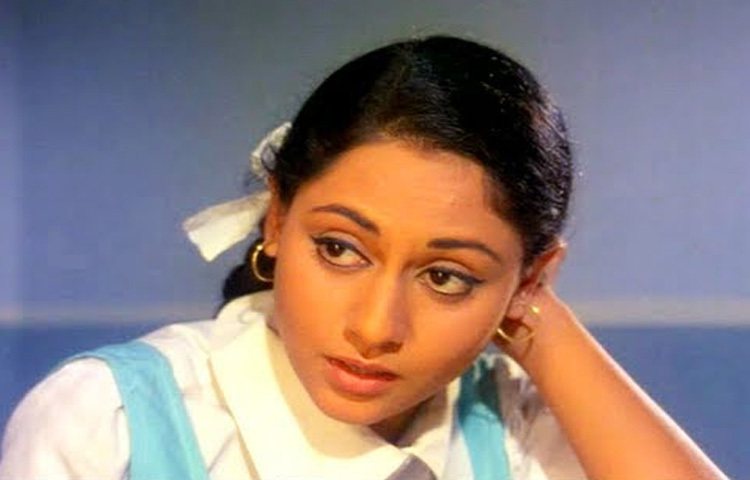 তার বাবা ছিলেন ভারতের খ্যাতনামা সাংবাদিক, লেখক তরুণ কুমার ভাদুড়ি। মায়ের নাম মা ইন্দিরা ভাদুড়ি।