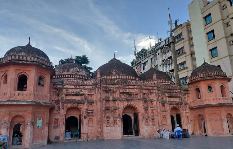 মসজিদটি মোঘল স্থাপত্যরীতিতে তৈরি। এটি লালবাগ দুর্গ মসজিদ এবং খাজা আম্বর মসজিদের সঙ্গে সাদৃশ্যপূর্ণ।