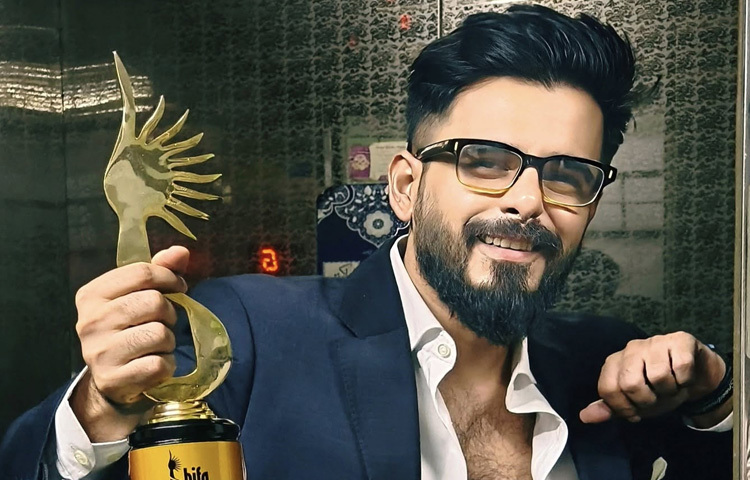 সেরা চলচ্চিত্র অভিনেতার পুরস্কার পেয়েছেন সিয়াম আহমেদ।
