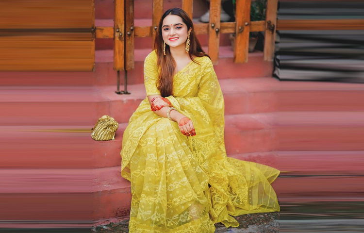 হলুদরঙা জামদানিতে বেশ মিষ্টি লাগছে ছোটপর্দার অভিনেত্রী কেয়া পায়েলকে।