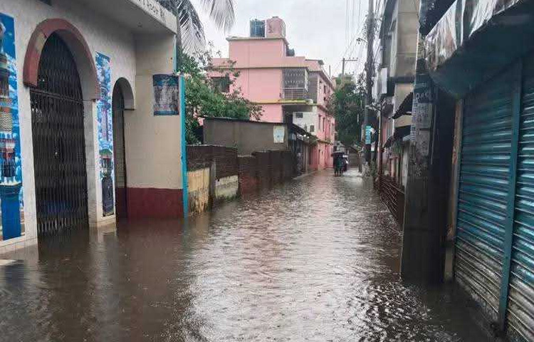 আনিছুর রহমান নামের এক বাসিন্দা বলেন, অপরিকল্পিত দালান-কোঠা নির্মাণ আর পরিকল্পিত ড্রেনেজ ব্যবস্থা না থাকা সামান্য বৃষ্টি হলেই নগরীতে প্রধান সড়কসহ অলি-গলি জলমগ্ন হয়ে পড়ে। এতে দুর্ভোগ বাড়ে। এ নিয়ে সিটি করপোরেশনের কোনো চিন্তা নেই। তাদের হেয়ালিপনায় কেটে গেলো ১৪ বছর। কিন্তু পৌরসভা থেকে সিটি হয়ে আমরা কি পেলাম?
