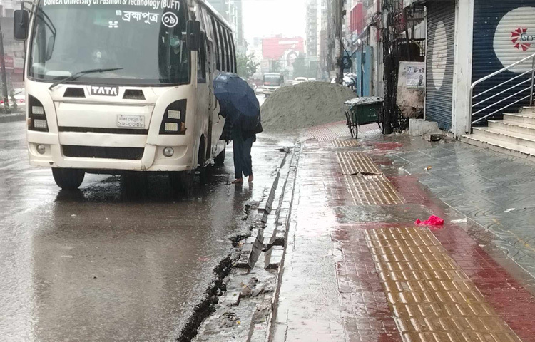 নতুন দিনের শুরুতে এমন বৃষ্টি ঢাকার গতি যেন একটু থামিয়ে দেয়।