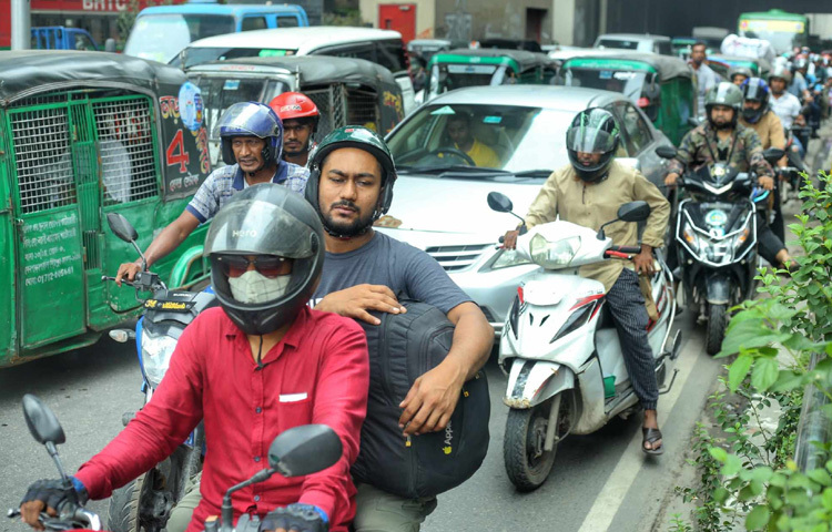 ঈদ মানে আনন্দ। কিন্তু ঢাকার রাস্তায় ছুটতে থাকা ব্যাগধরা মানুষগুলো যেন জানিয়ে দেন এই আনন্দ ছুটে আসে, সংগ্রাম পেরিয়ে, ঘামে ভিজে।
