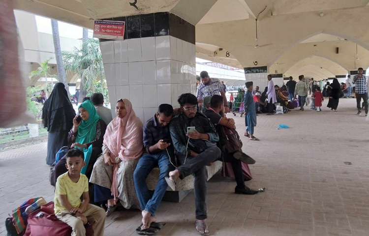 এদিকে, শিডিউল বিপর্যয় না থাকায় স্বস্তি প্রকাশ করছেন যাত্রীরা।