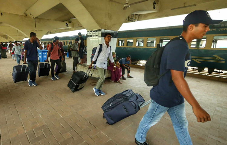 প্ল্যাটফর্মে দাঁড়িয়ে থাকা এক তরুণ বলছিলেন, ‘টিকেট পাওয়াই একটা যুদ্ধ। কিন্তু ট্রেন ধরতে পারলেই মনে হয় যুদ্ধটা জিতে গেছি। এখন শুধু বাড়ি পৌঁছানোর অপেক্ষা।’