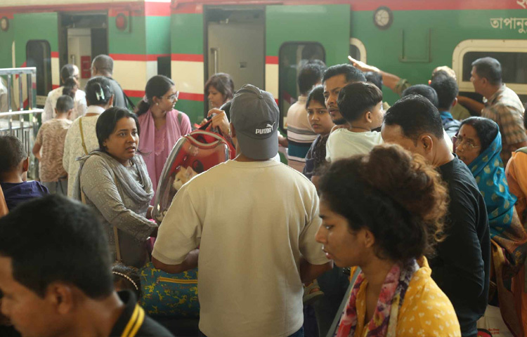 স্টেশনে আসা এক গৃহবধূ বলেন, টিকিট পাইনি। বাচ্চা নিয়া ছাদে উঠা ঝুঁকি, তাই ট্রেন আসলেই দেখি কোথাও একটা জায়গা পাই কিনা। ঈদের আগে বাড়ি না ফিরলে মনটাই খারাপ হয়ে যায়।