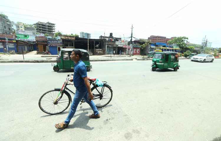 প্রয়োজন ছাড়া কেউ বের হচ্ছেন না। তাপমাত্রা ৩৮ ডিগ্রি ছুঁই ছুঁই। এমন অবস্থায় রাস্তায় নামা যেন রোদের মুখে নিজেকে সমর্পণ করা। সাধারণ মানুষ তাই প্রয়োজন ছাড়া ঘর থেকে বের হচ্ছেন না। অফিস বন্ধ, স্কুল-কলেজ বন্ধ; তাই যে যার মতো করে ঘরে থাকাটাকেই বেছে নিচ্ছেন।