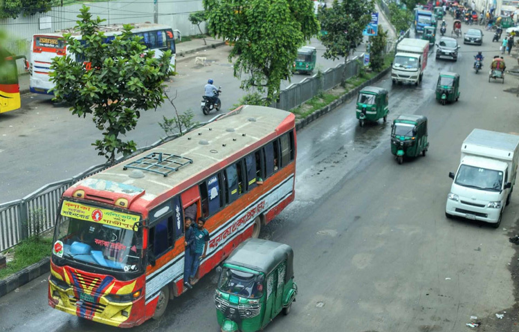 সড়কে এখন আর আগের মতো ফাঁকা নয়; অফিসপাড়া, মার্কেট, রাস্তা সবখানেই যেন ছন্দ ফিরছে।