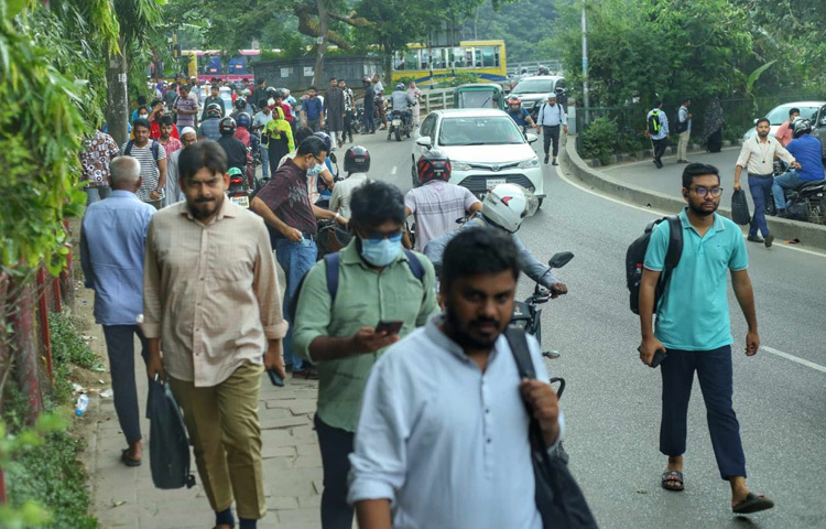 কারোর মুখে ঈদের ক্লান্তি, কারোর চোখে ছুটি ফুরানোর হতাশা। তারপরও জীবন তো চলবেই, আর তাই ব্যস্ত ঢাকাও আবার ছন্দে ফিরছে।