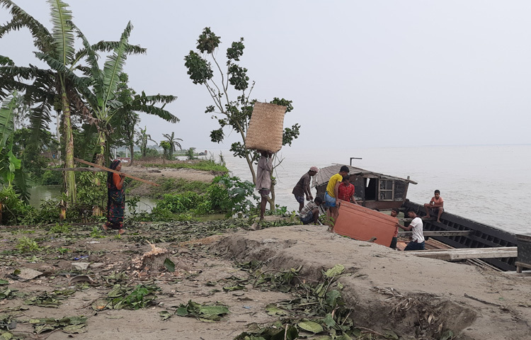 প্রশ্ন ওঠে যেখানে শত শত পরিবার নদীগর্ভে বিলীন হওয়ার প্রহর গুনছে, সেখানে দায়িত্বশীল দপ্তর কীভাবে এমন উদাসীন থাকতে পারে?